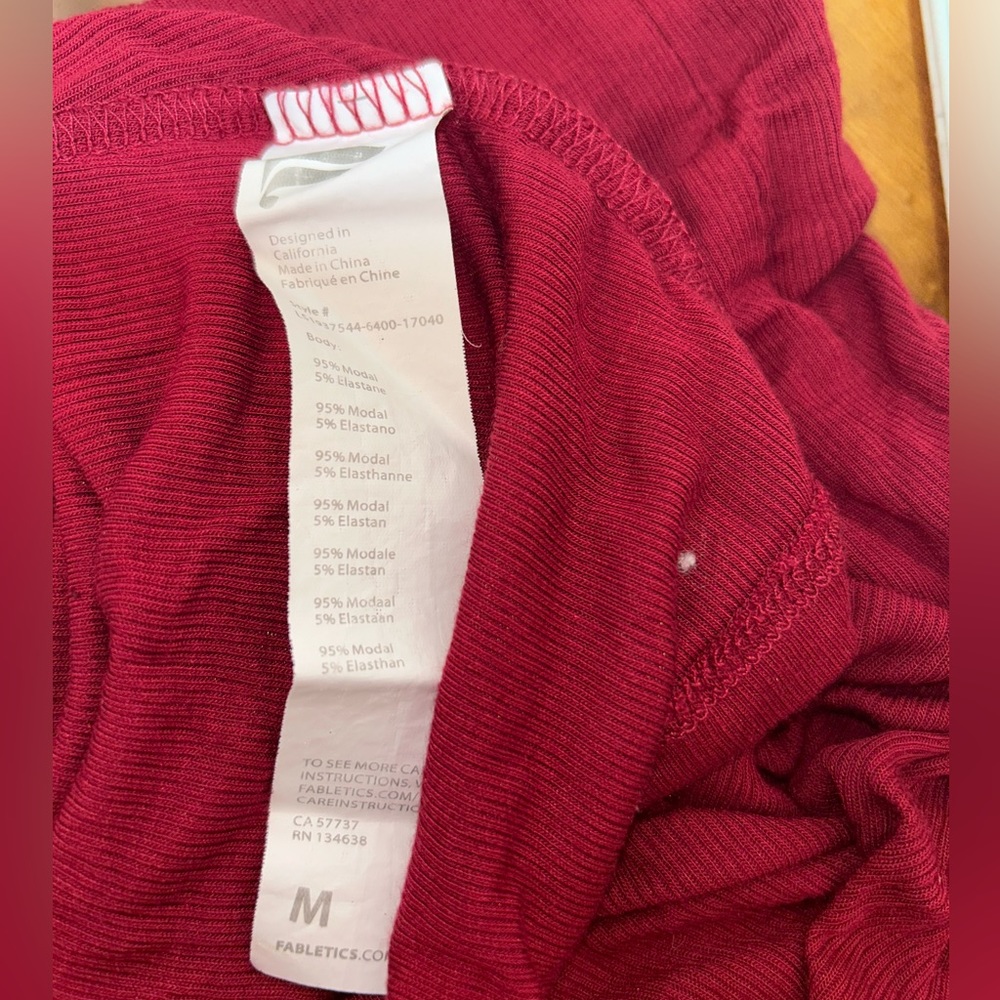 Fabletics medium maroon turtleneck - Picture 3 of 4